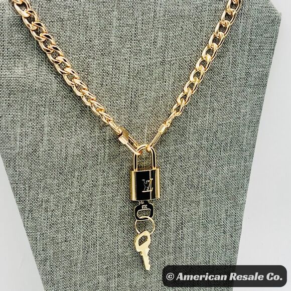 Louis Vuitton LV #315 Gold Lock Vintage and Rare PadLock Lock 2 Keys Necklace - Picture 4 of 8